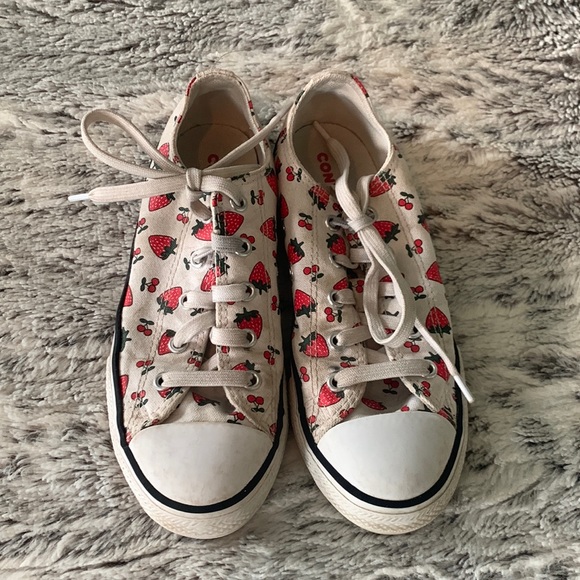 Converse All Star Chuck Taylor Strawberry Cherry Fruit Sneakers Girls Size 2 - Picture 1 of 3